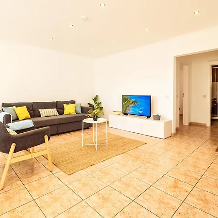 2-bed With Pool, Close To Golf & Marina