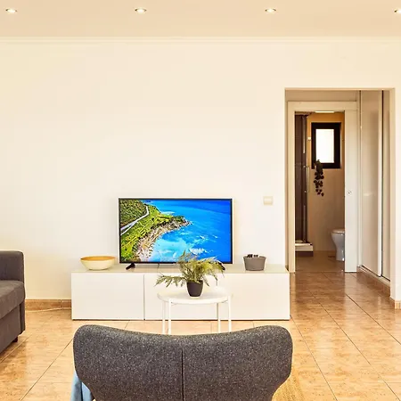 2-bed With Pool, Close To Golf & Marina